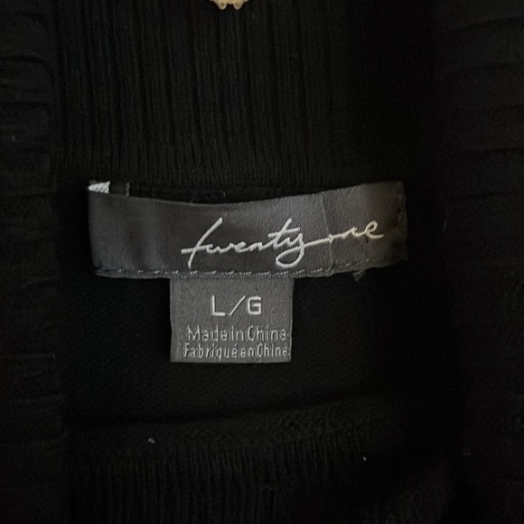 Black short sleeve turtleneck sweater - Picture 2 of 2